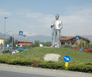 Sondaggio: a chi non piace lo ‘stranger’ sulla rotonda di Pianezza?