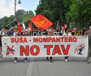 Il fiume del popolo No Tav marcia da Rosta ad Avigliana