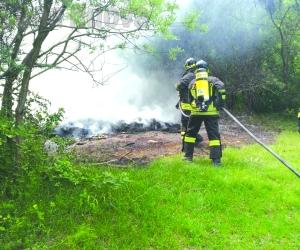 S.Didero, in fiamme gli pneumatici abbandonati vicino all'autostrada