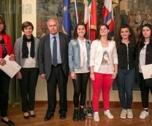Sangano, la libertà secondo Islam e Occidente: studentesse premiate