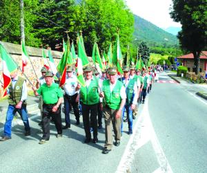 Caselette, 70 anni da Alpini: grande invasione con le penne nere