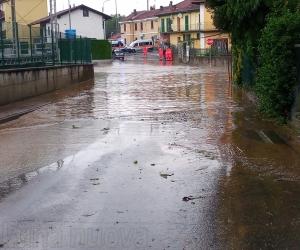 Rosta, bomba d'acqua giù dalla collina ed è il caos