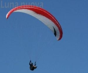 Giaveno: tocca i cavi e cade col parapendio