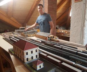 Maurizio Riffero e la ferrovia in soffitta: un plastico da sogno