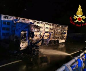 Borgone: brucia un tir nella notte sull’Autofrejus