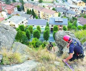 Masso  pericolante, case evacuate e statale bloccata a Susa
