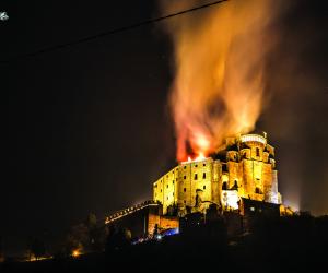 Sacra post-incendio: al via il restauro del tetto bruciato
