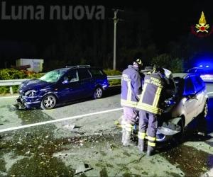 Violento scontro al Malpasso, due giovani feriti nel frontale