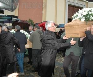 Villarbasse, folla sotto la pioggia ai funerali di Beppe e Miriam Rosso