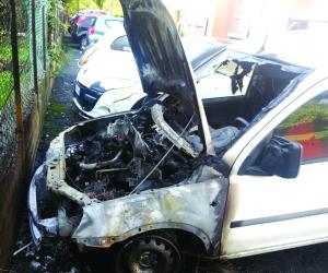 Cortocircuito per la pioggia a Susa, furgone distrutto dalle fiamme