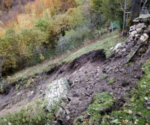 Vaie, Folatone: il prato eroso dalle piogge frana nella strada