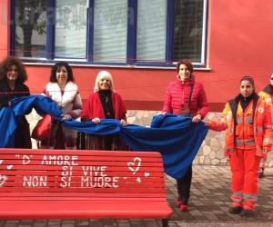 Alpignano, una panchina rossa contro la violenza