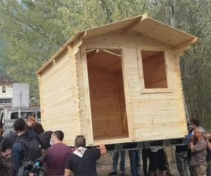 S.Didero: i No Tav posano la nuova casetta-presidio nel boschetto