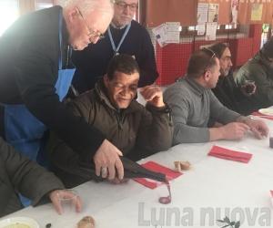Rivoli, Nosiglia cameriere per un giorno alla mensa dei poveri 