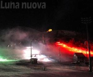 Fiaccolate sugli sci e fuochi d'artificio per dare il benvenuto al 2019