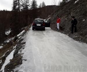 Auto bloccata dal ghiaccio sulla strada del lago Nero
