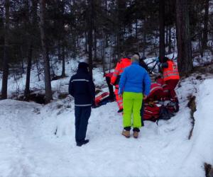 Donna cade sulla lastra di ghiaccio e si frattura una gamba
