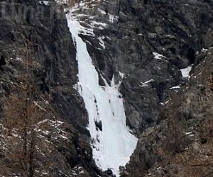 Cade dalla cascata di ghiaccio, si frattura una gamba
