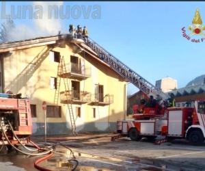 Brucia il tetto, condominio evacuato a Bardonecchia