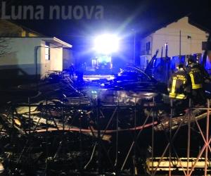 S.Antonino: il fuoco distrugge un magazzino sulla statale 25