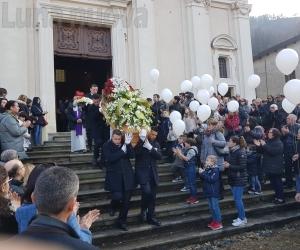 Chiusa S.Michele: palloncini in cielo per l'ultimo abbraccio a Maura Viceconte