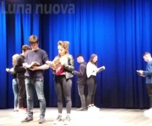 Orbassano, la cultura si può anche mangiare: la 4ªB a lezione di teatro