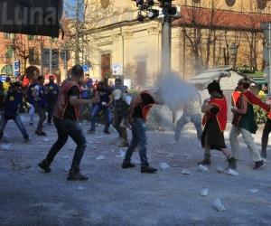 Giaveno, il carnevale raddoppia: successo della sfilata dei carri in notturna