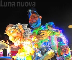 Giaveno, il Carnevale raddoppia: successo della sfilata dei carri in notturna
