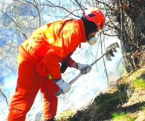 Due roghi in mezz'ora, la mano del piromane in alta valle