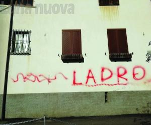“Ladro”, i vandali gli imbrattano il muro di casa a Mattie