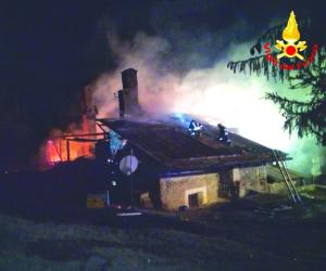 Inferno di fuoco a Champ Quartier, quattro baite bruciate