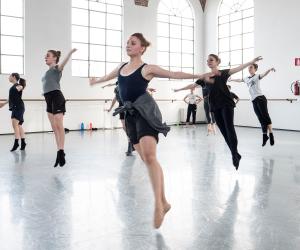 Frammenti di gesti e dialogo in danza. Torino e Glasgow si trovano in scena