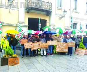 Gli operai di Ok Gol assediano il municipio di Susa