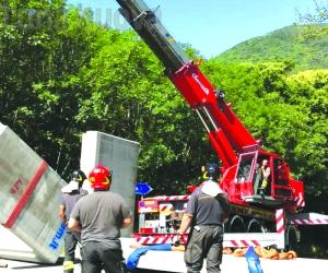 Giaglione: il camion perde due conci nel tornante, tragedia sfiorata