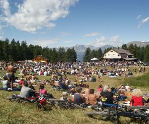 Pienone per il concerto in quota di Noemi a Sauze d'Oulx
