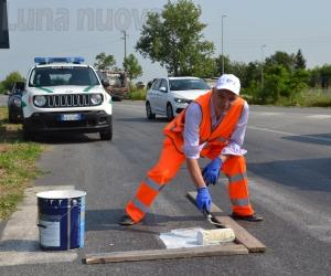 Rotonda ’killer’ di Rivalta, il sindaco protesta: «Le strisce sbiadite le ridipingo io»