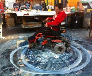Collegno, alla Certosa la "rolling art" di Mat e della sua carrozzina