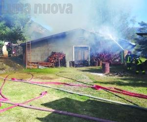 Savoulx, brucia il deposito vicino alle case