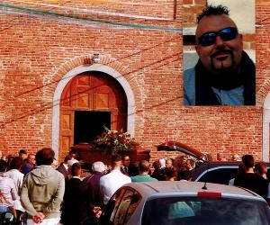 Collegno, morto dopo una tonsillectomia: chiesa stracolma per i funerali