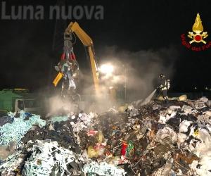 Collegno, tornano a bruciare i depositi di rifiuti della cintura