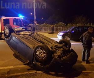 S.Antonino, auto si ribalta all’incrocio: due feriti