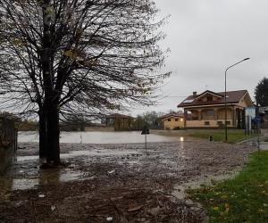 Volvera, strade sott’acqua e scuole chiuse: il Chisola si riprende la pianura
