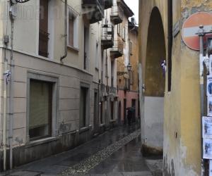 Susa, via Francesco Rolando in contromano e sosta selvaggia