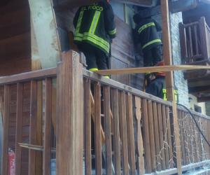 Fiamme nel tetto di una baita a Borgata