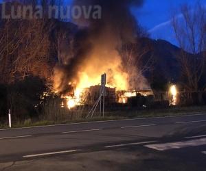 Chiusa S.Michele: baracche in fiamme lungo la statale 25