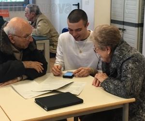 Grugliasco, i nipoti svelano ai nonni i segreti di smartphone e tablet