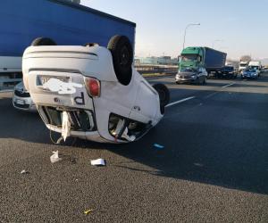 Collegno, si ribalta un'auto e la tangenziale va in tilt