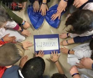 Collegno, fiocchi blu e flash mob contro il bullismo