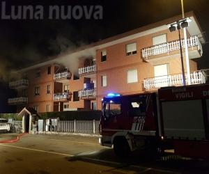S.Antonino, sabato di fuoco nel condominio: anziano intossicato, tre evacuati