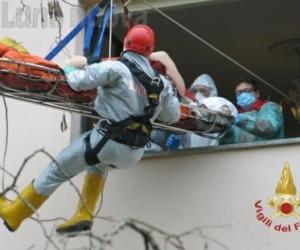 Avigliana, soccorsa con la gru dei pompieri